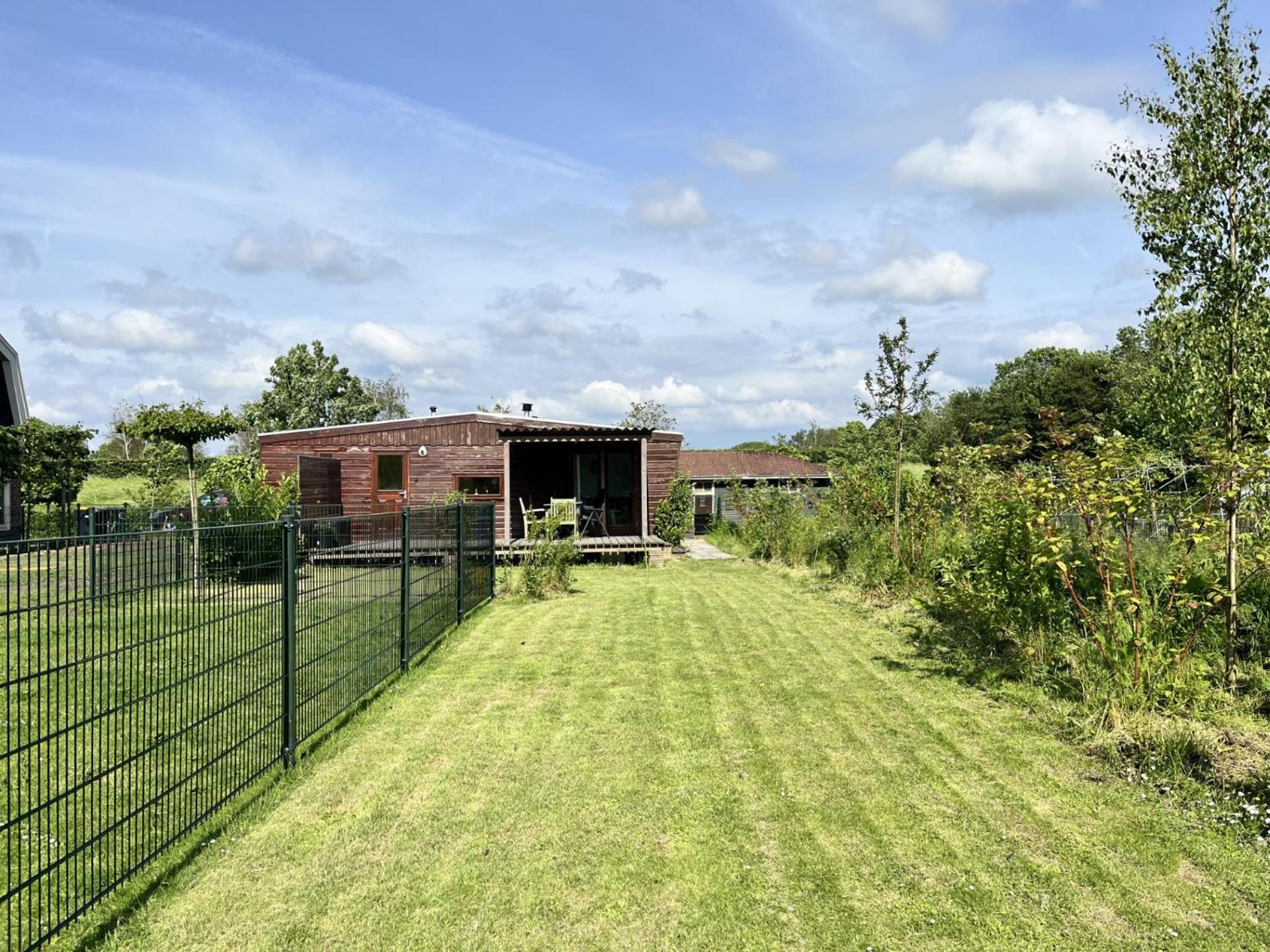 Villa Vrijstaand Chalet Met Veel Buitenruimte En Veranda Zuid-Scharwoude Exterior foto