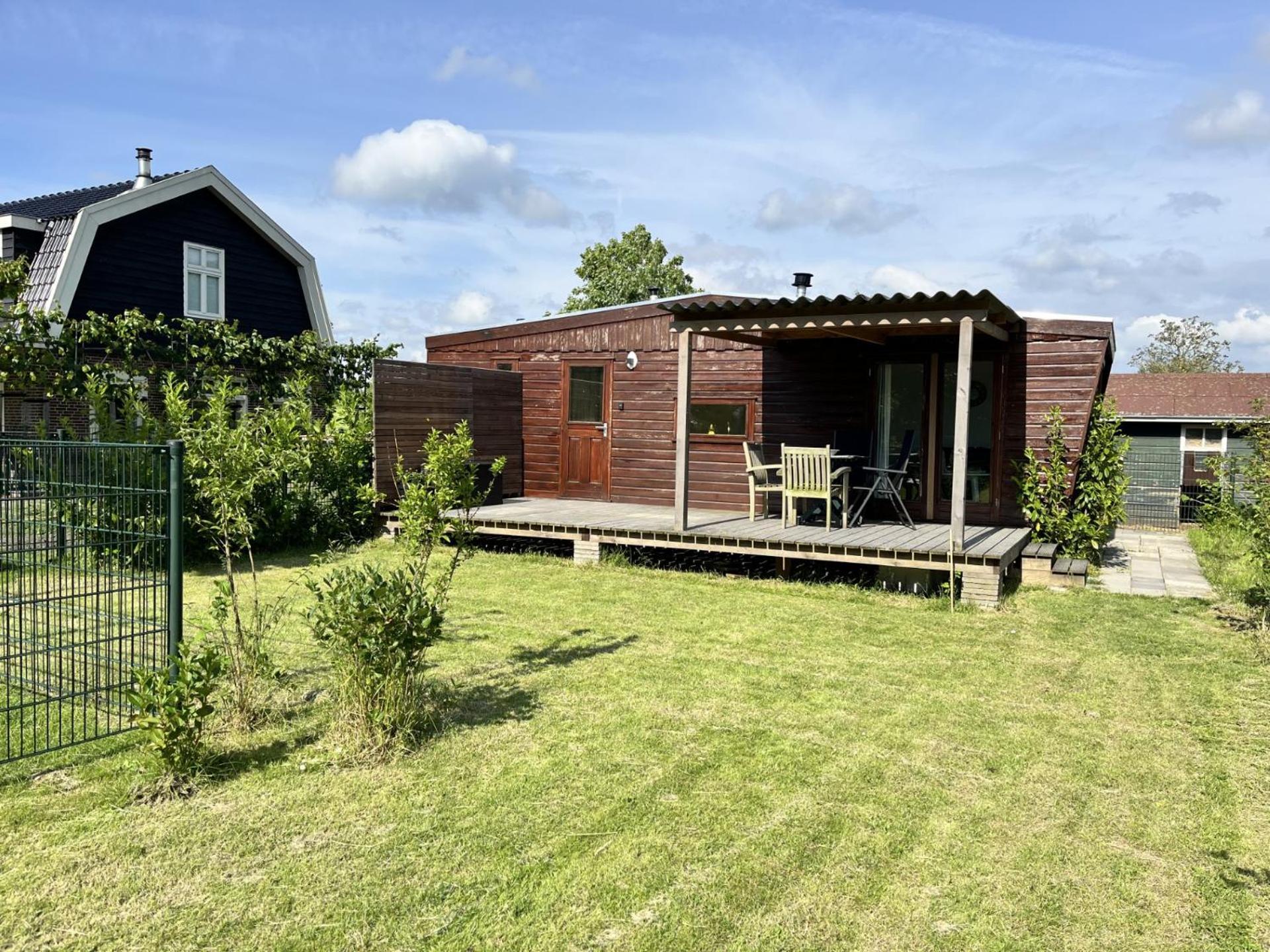 Villa Vrijstaand Chalet Met Veel Buitenruimte En Veranda Zuid-Scharwoude Exterior foto