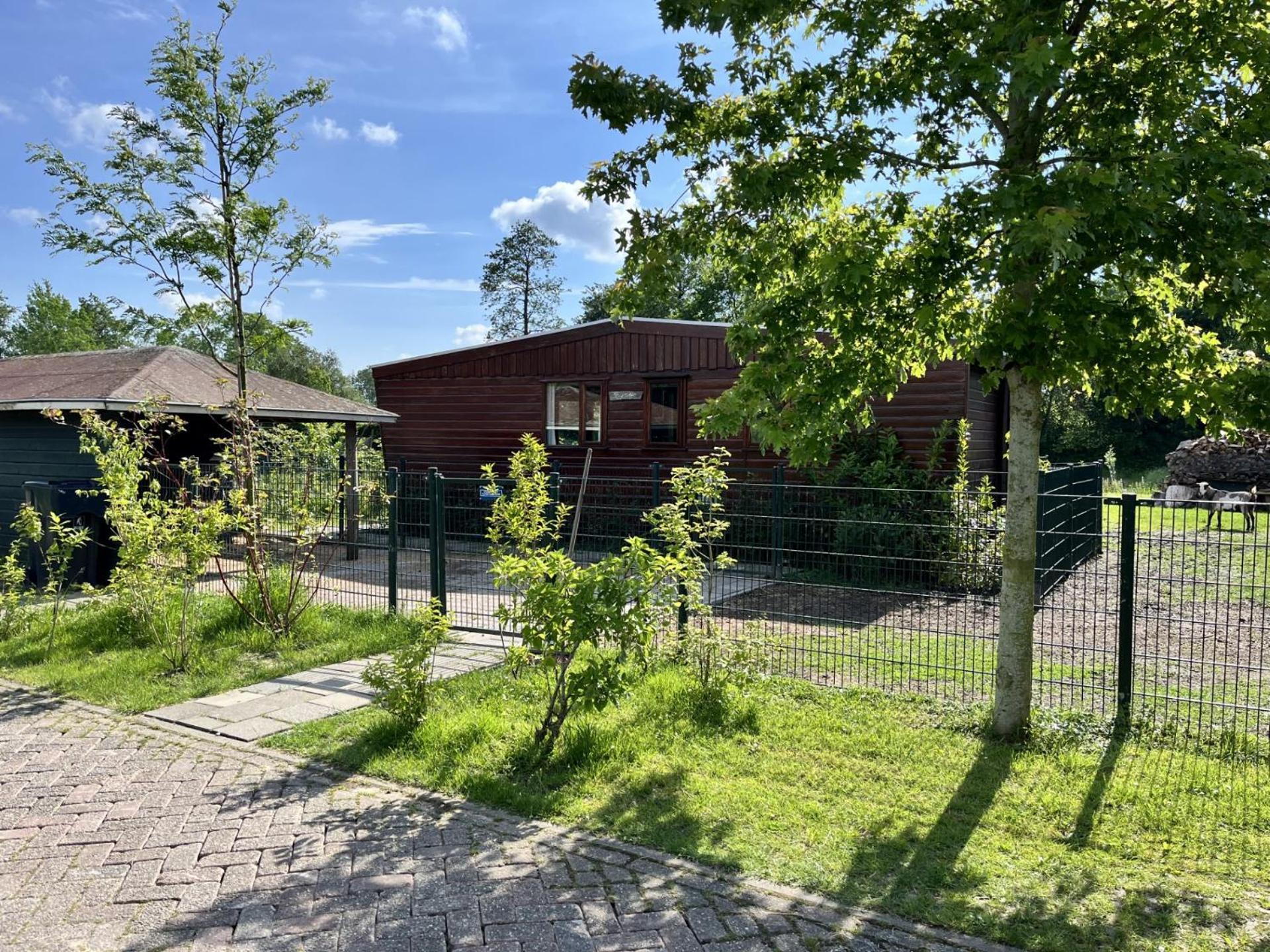 Villa Vrijstaand Chalet Met Veel Buitenruimte En Veranda Zuid-Scharwoude Exterior foto